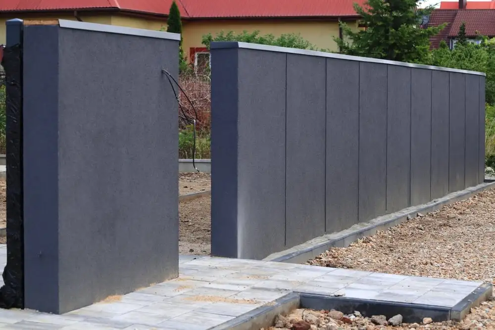 jak wyglada montaz ogrodzenia betonowego.[1] — Jakie ogrodzenie najlepiej tłumi hałas z ulicy?